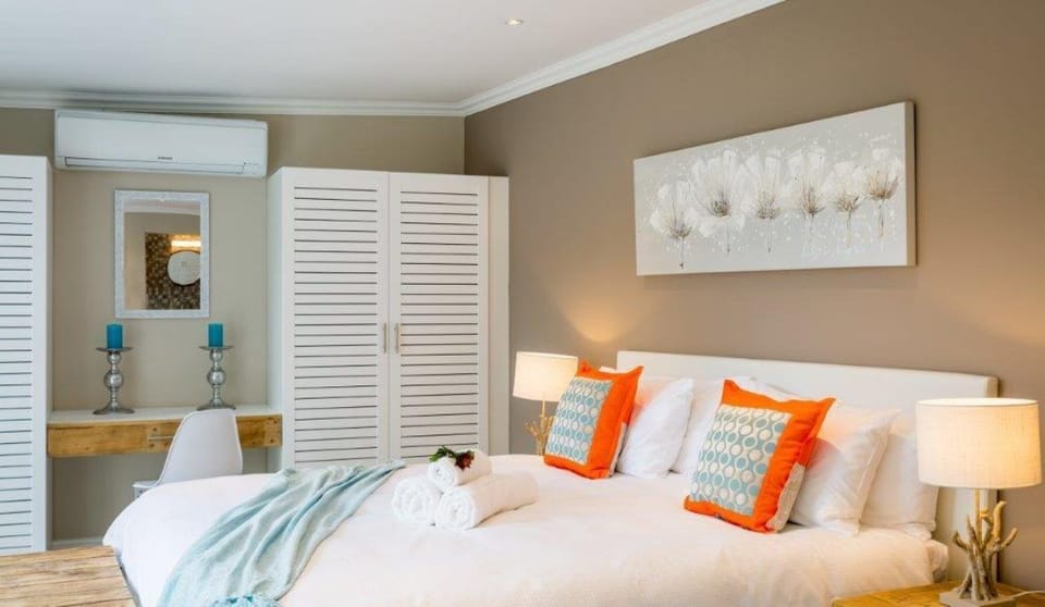 Double or Twin Room | Minibar, in-room safe, desk, soundproofing