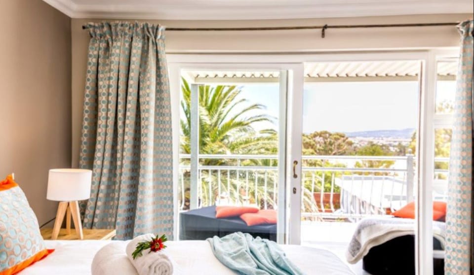 Double or Twin Room | Minibar, in-room safe, desk, soundproofing