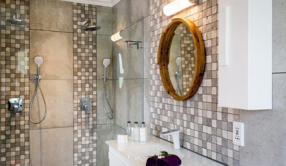 Double or Twin Room | Bathroom | Deep soaking tub, rainfall showerhead, free toiletries, hair dryer