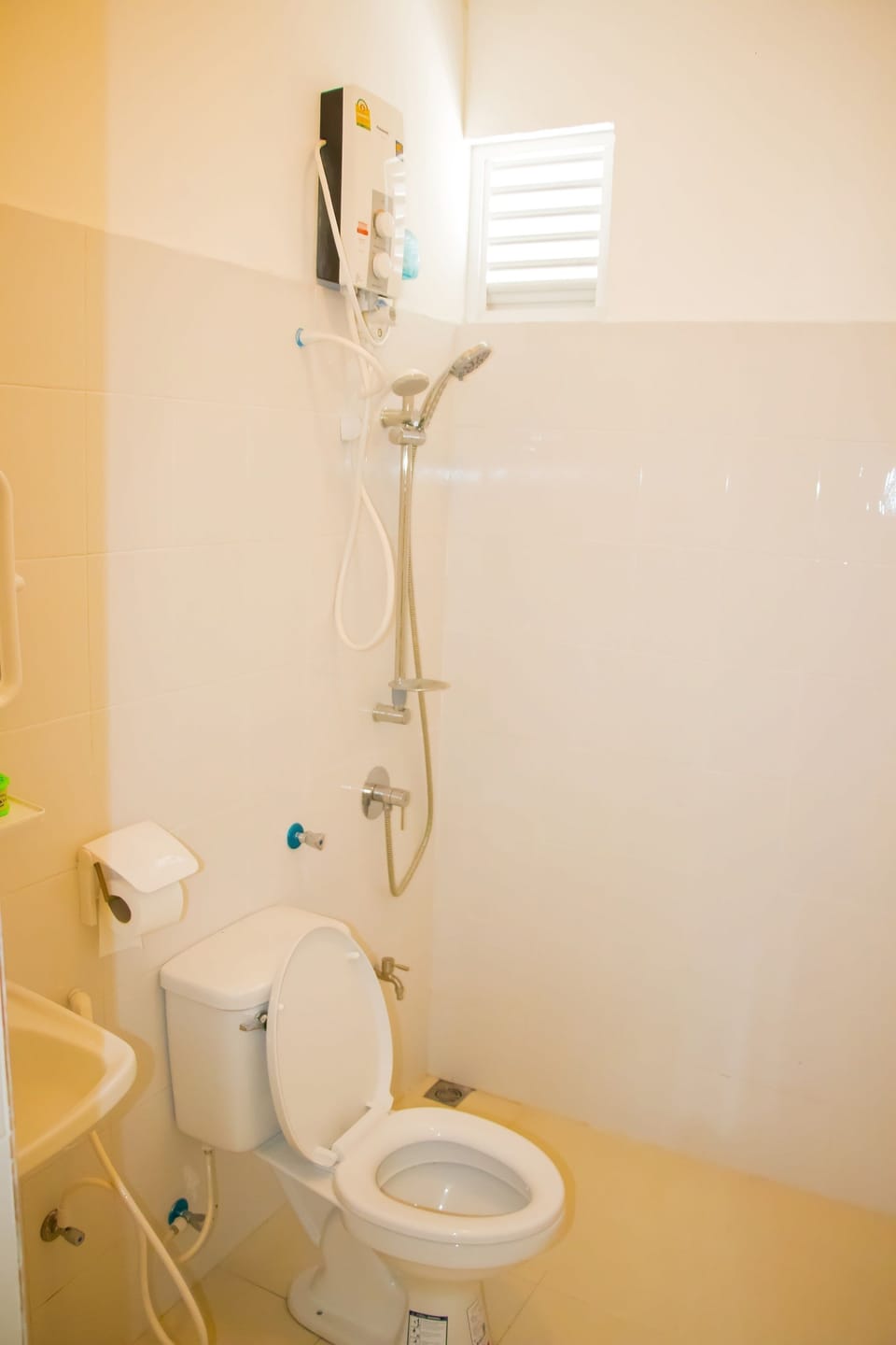 Double Room, 1 King Bed, Non Smoking, Garden View | Bathroom | Shower, free toiletries