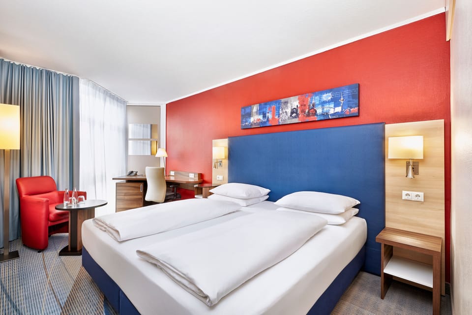 Comfort Triple Room | In-room safe, desk, free WiFi, bed sheets
