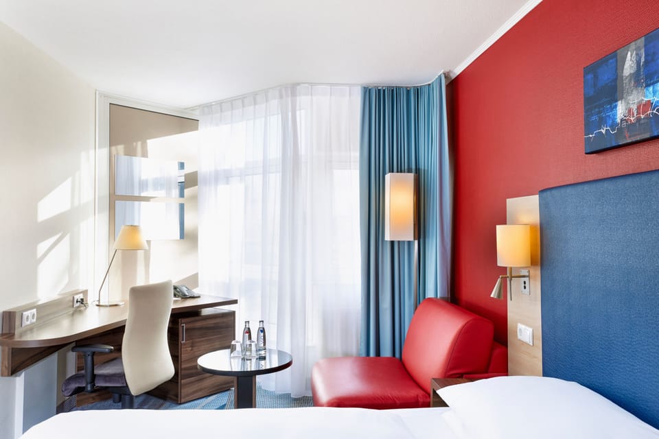 Comfort Triple Room | In-room safe, desk, free WiFi, bed sheets