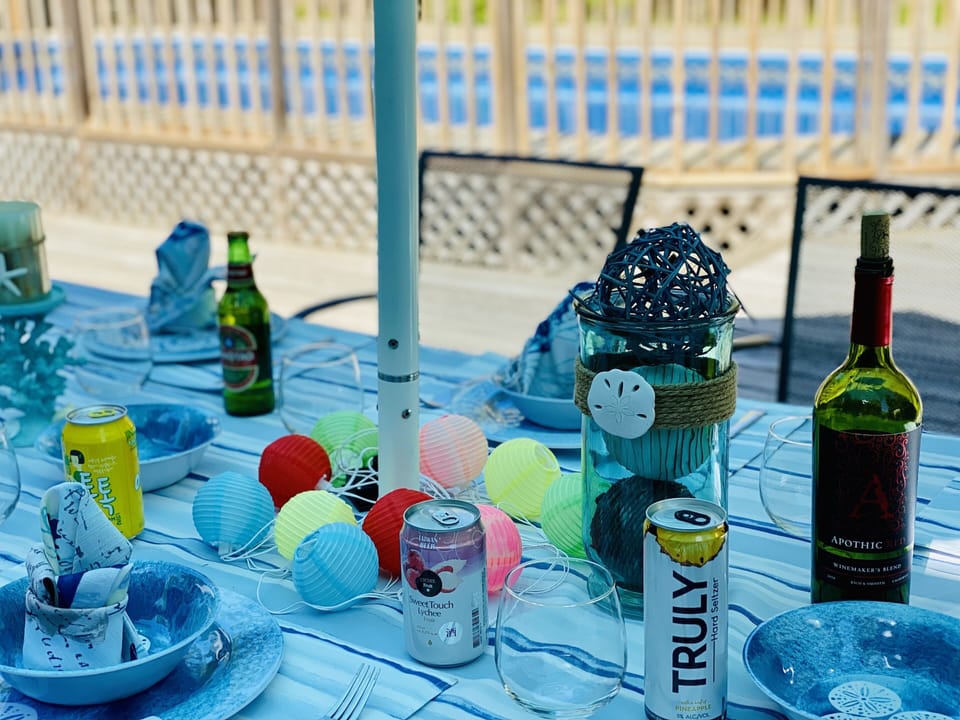 Fun outdoor dinning on the pool deck 