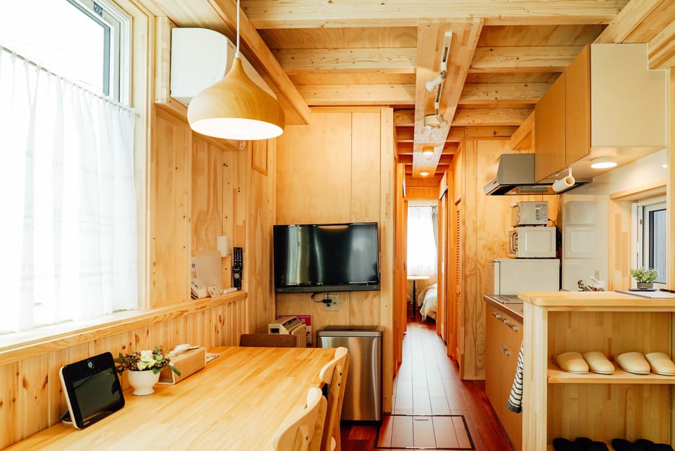House 2 Bedroom Spring | Living area | Flat-screen TV, fireplace
