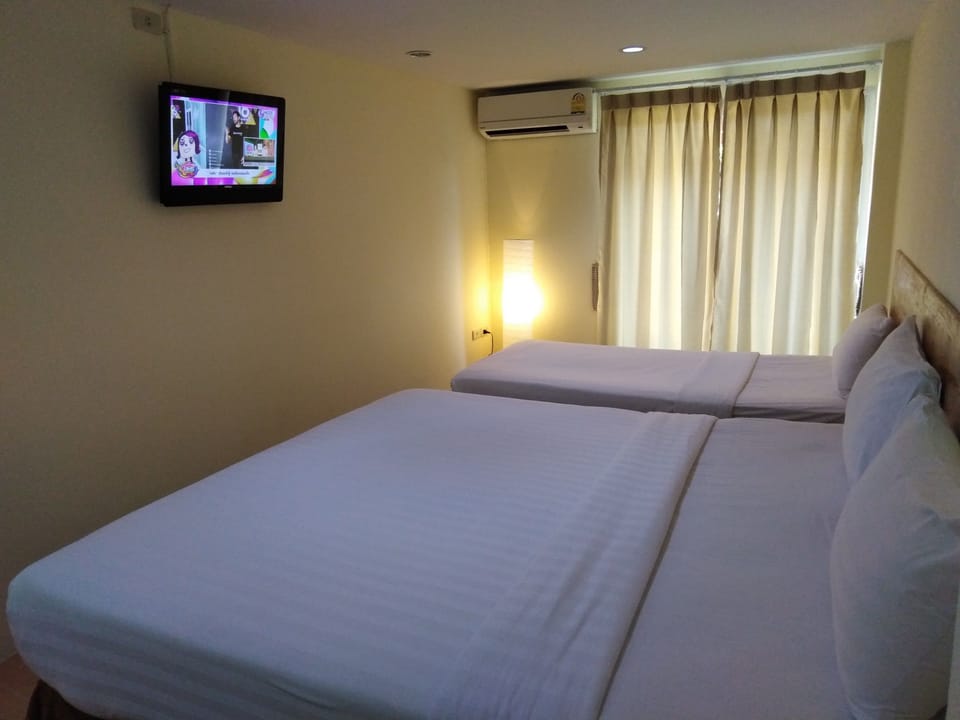 Triple Room | Desk, rollaway beds, free WiFi, bed sheets