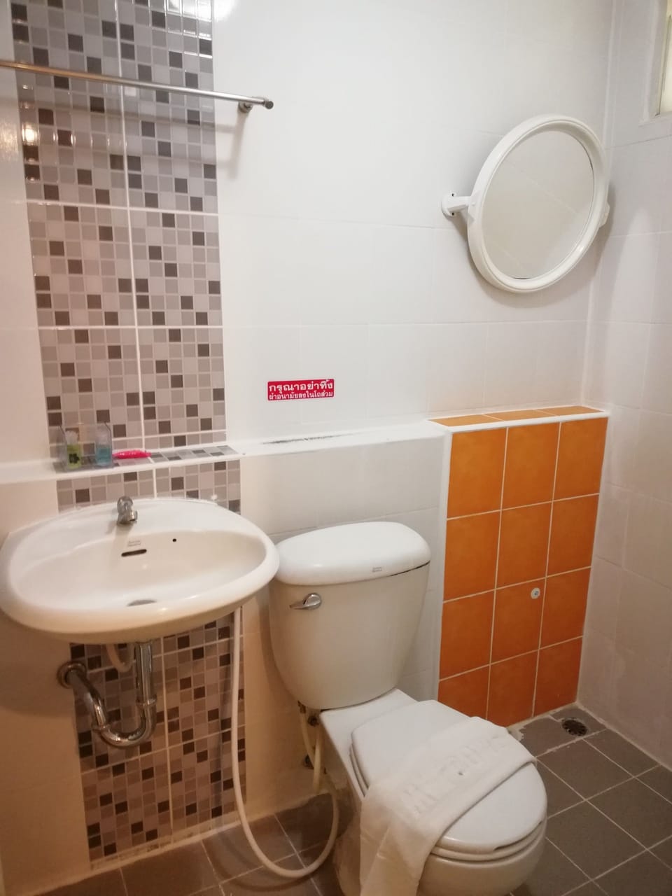 Shower, free toiletries, towels
