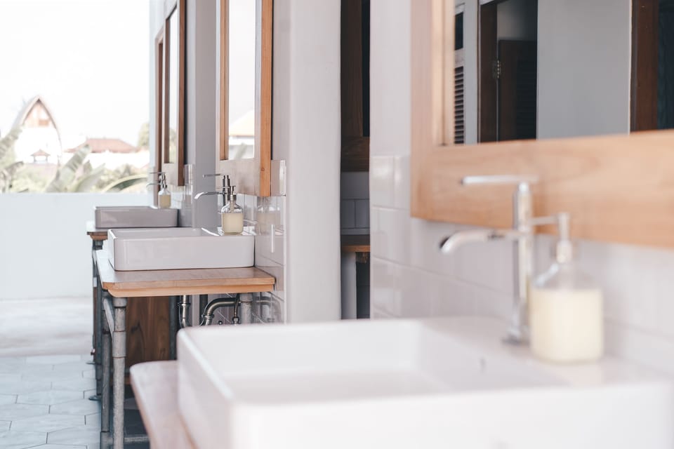 Shower, soap, shampoo, toilet paper