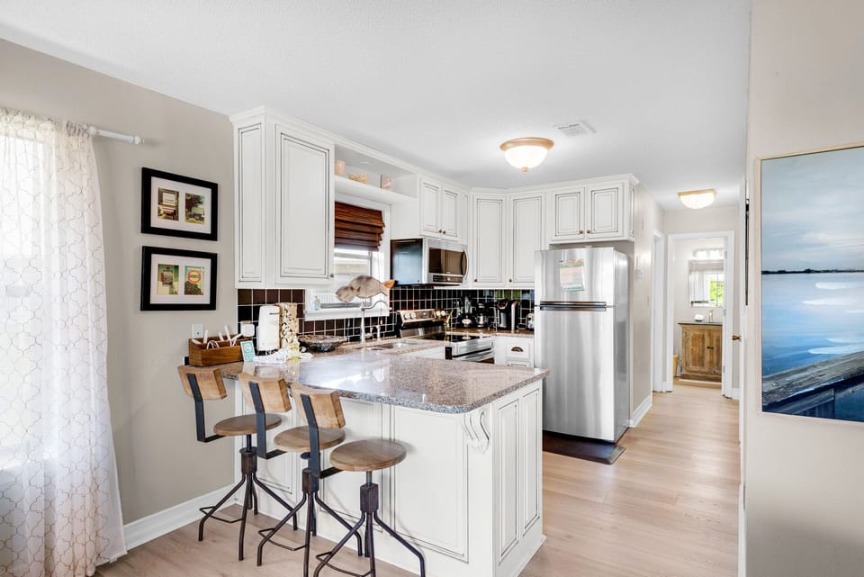 Eat-in kitchen seats 3
