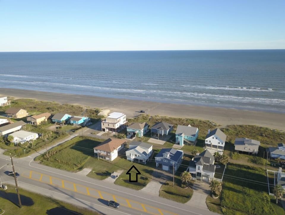 It's this one, except now it's YELLOW. You can sleepwalk to the beach, w/coffee!