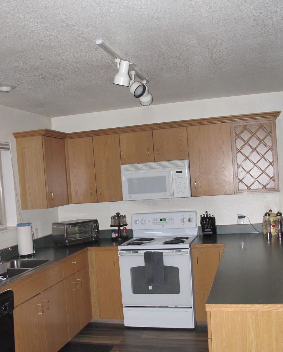 Kitchen w all the ammenities