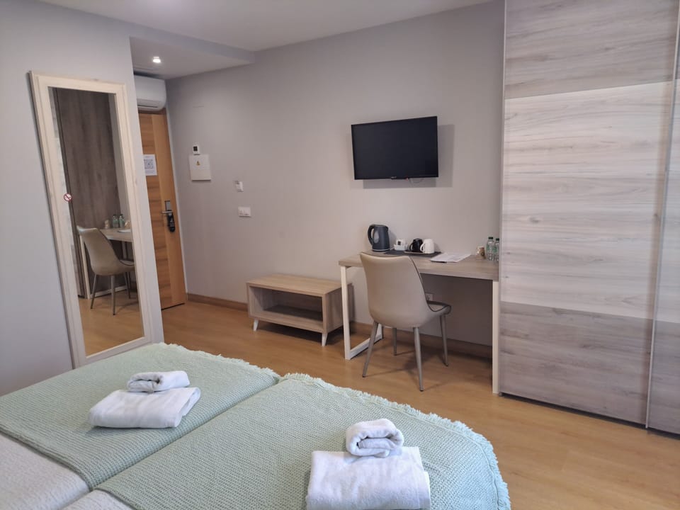 Deluxe Twin Room, Private Bathroom | 5 bedrooms, blackout drapes, soundproofing, free WiFi