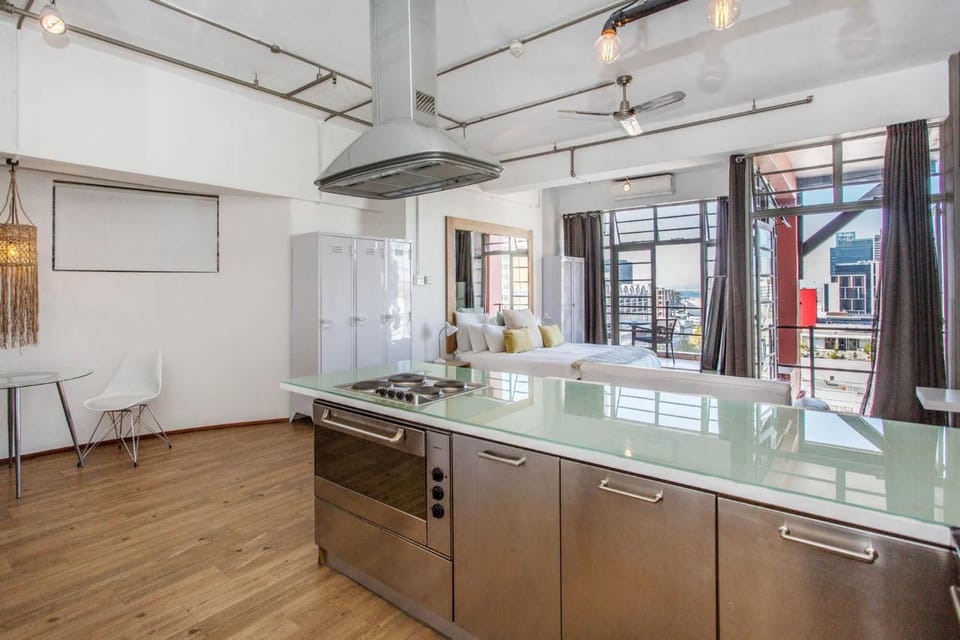 Full-size fridge, microwave, oven, stovetop