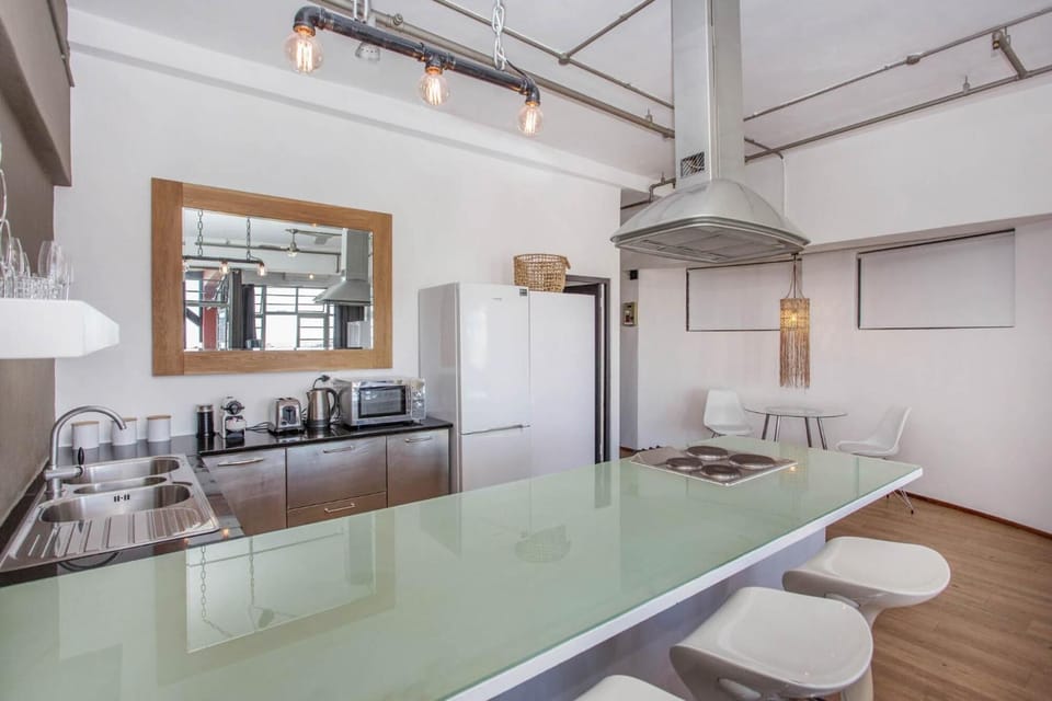 Full-size fridge, microwave, oven, stovetop