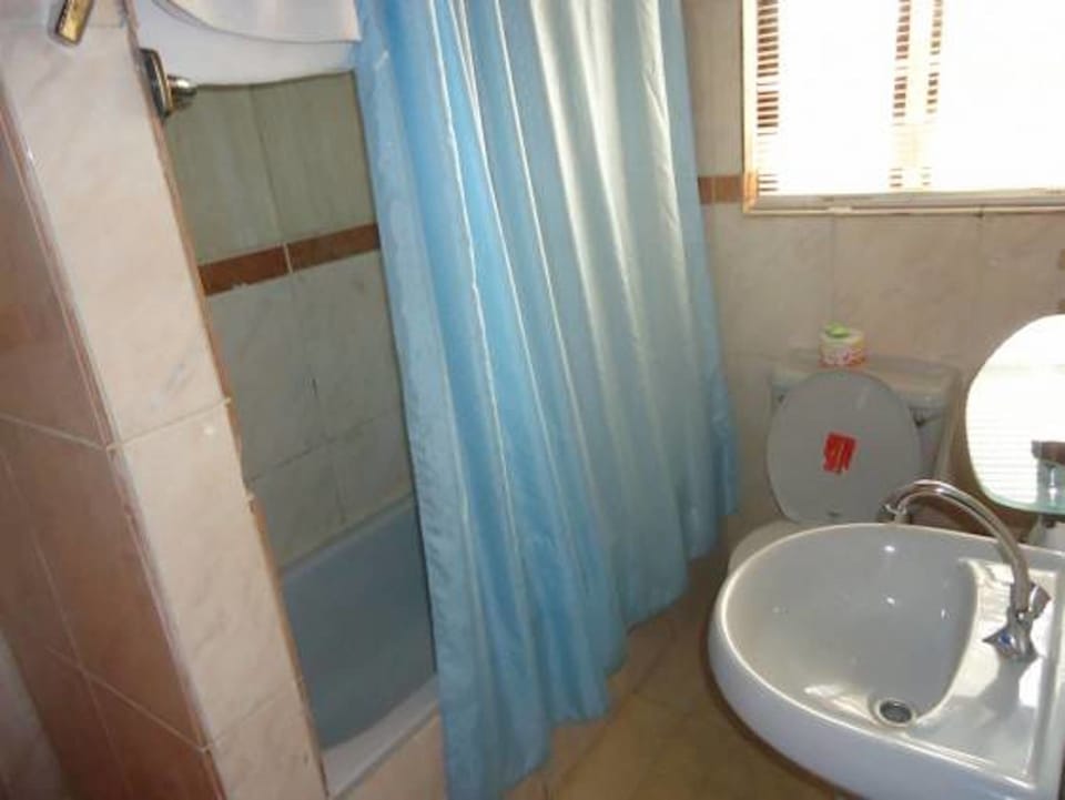 Rainfall showerhead, free toiletries, towels, soap