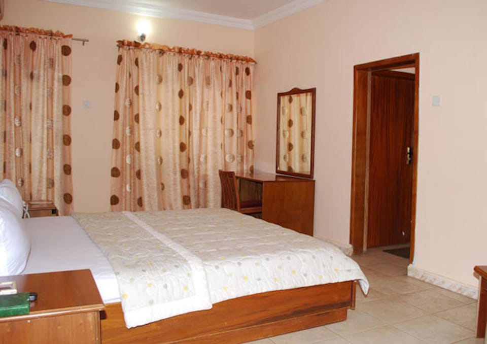 Executive Room | Desk, laptop workspace, free WiFi, bed sheets