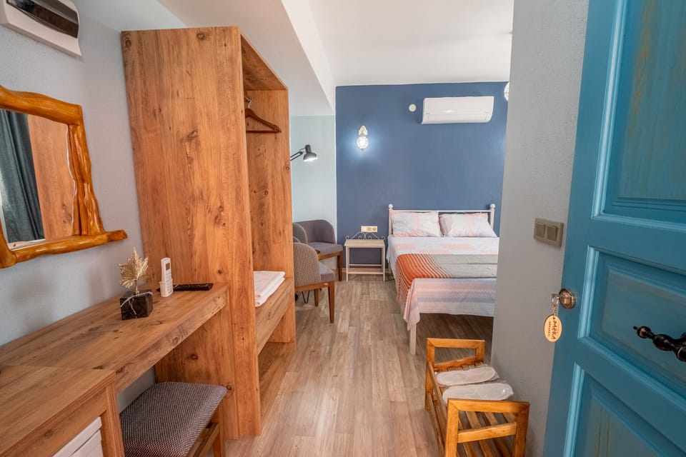 Economy Double Room | Living area | 36-inch LCD TV with satellite channels, TV