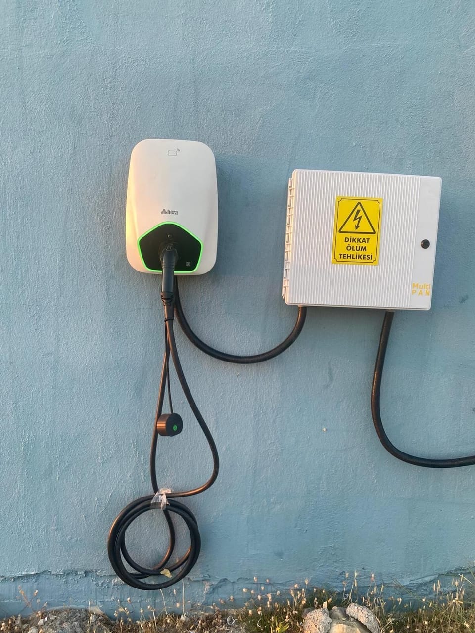 Electric vehicle charging station