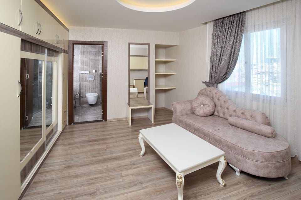 Deluxe Studio Suite | 1 bedroom, Frette Italian sheets, premium bedding, in-room safe