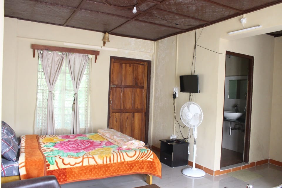 Deluxe Room, 1 Double Bed, Non Smoking | Rollaway beds, bed sheets