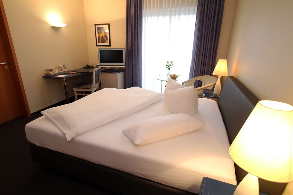 Single Room, 1 Queen Bed, Non Smoking | Memory foam beds, desk, laptop workspace, soundproofing