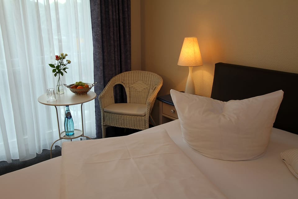 Single Room, 1 Queen Bed, Non Smoking | Memory foam beds, desk, laptop workspace, soundproofing