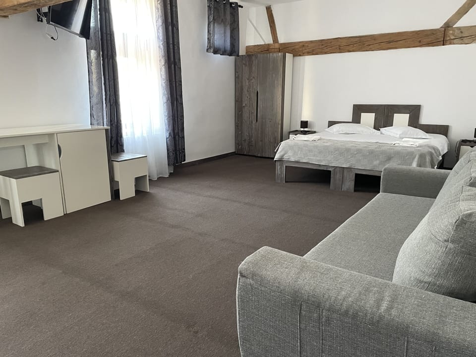 Family Suite, 1 King Bed with Sofa bed, Non Smoking, Garden View | Cribs (surcharge), WiFi (free), bed sheets