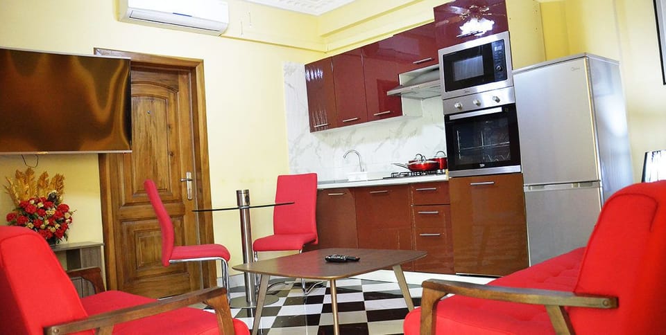 Executive Apartment | Private kitchen | Fridge, microwave, oven, stovetop
