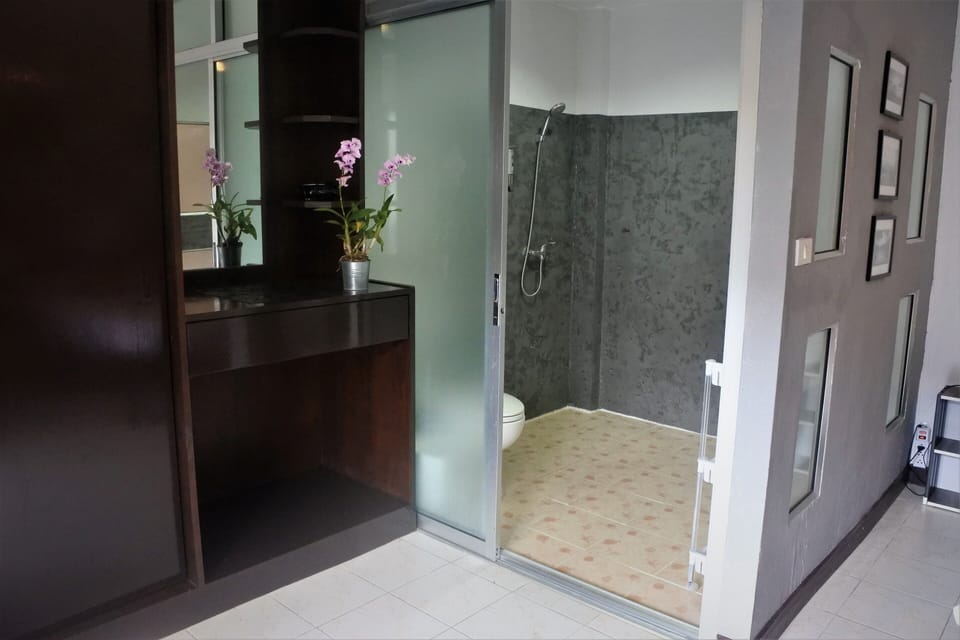 Family Quadruple Room | Bathroom | Shower, free toiletries, towels