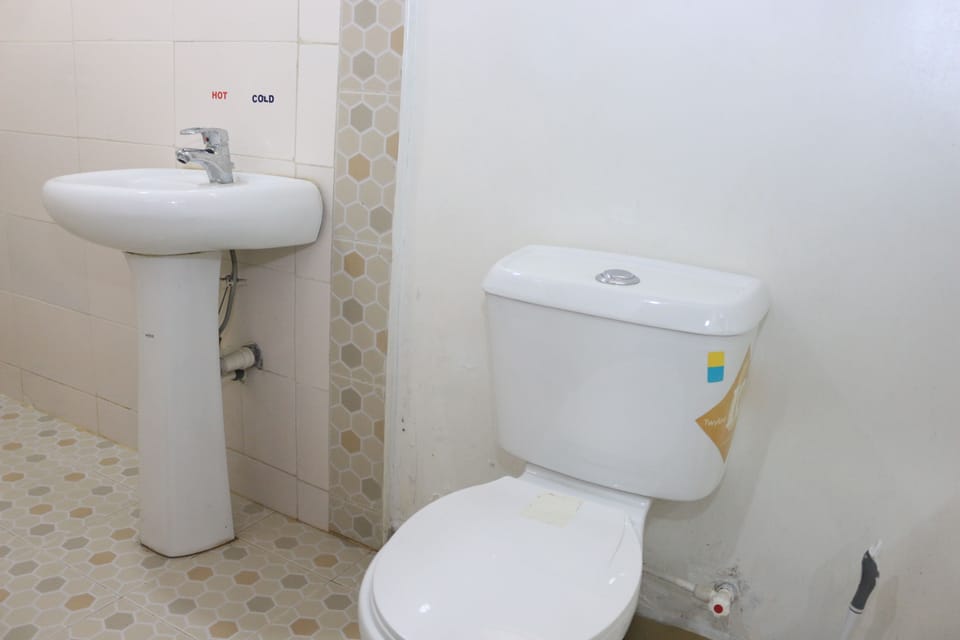 Deluxe Room, 1 Double Bed, Non Smoking | Bathroom | Shower, rainfall showerhead, free toiletries, towels