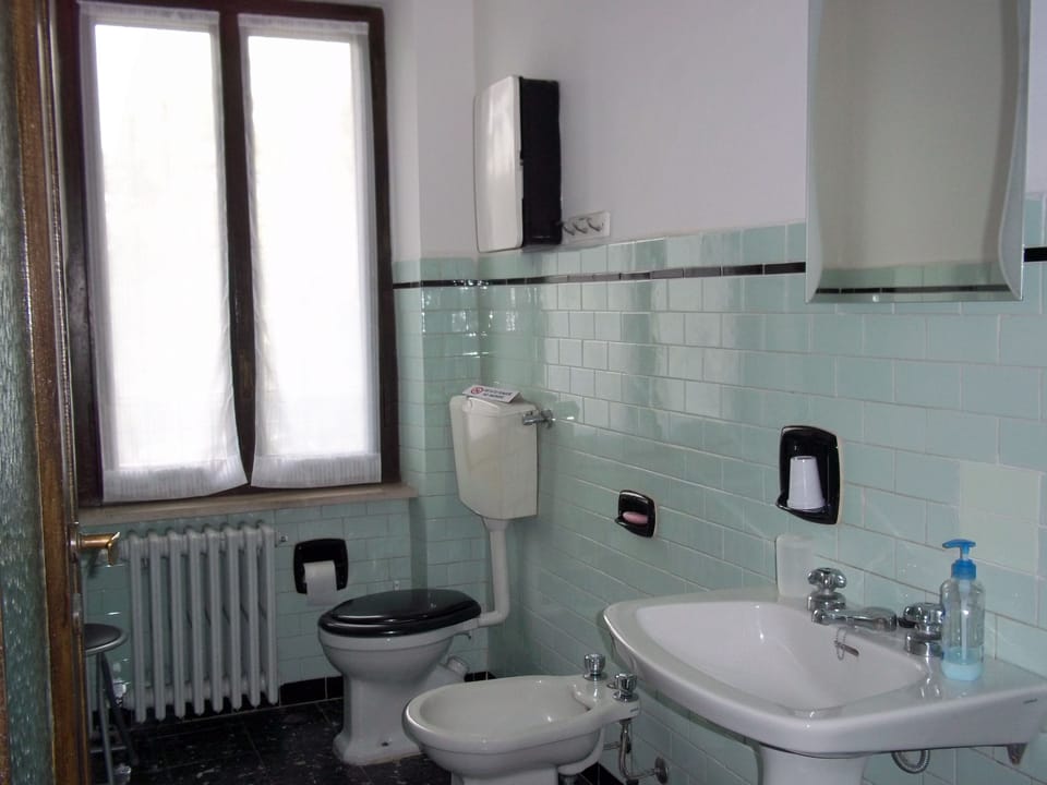 Comfort Double Room, Private Bathroom | Bathroom | Hair dryer, bidet, towels, shampoo