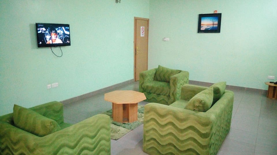 Executive Suite | Living room | Flat-screen TV
