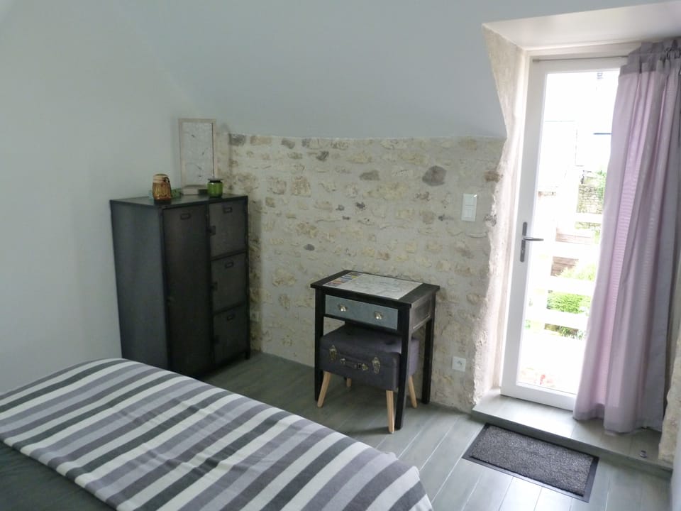 Double Room (Vert Ailleurs) | Individually decorated, individually furnished, free WiFi, bed sheets