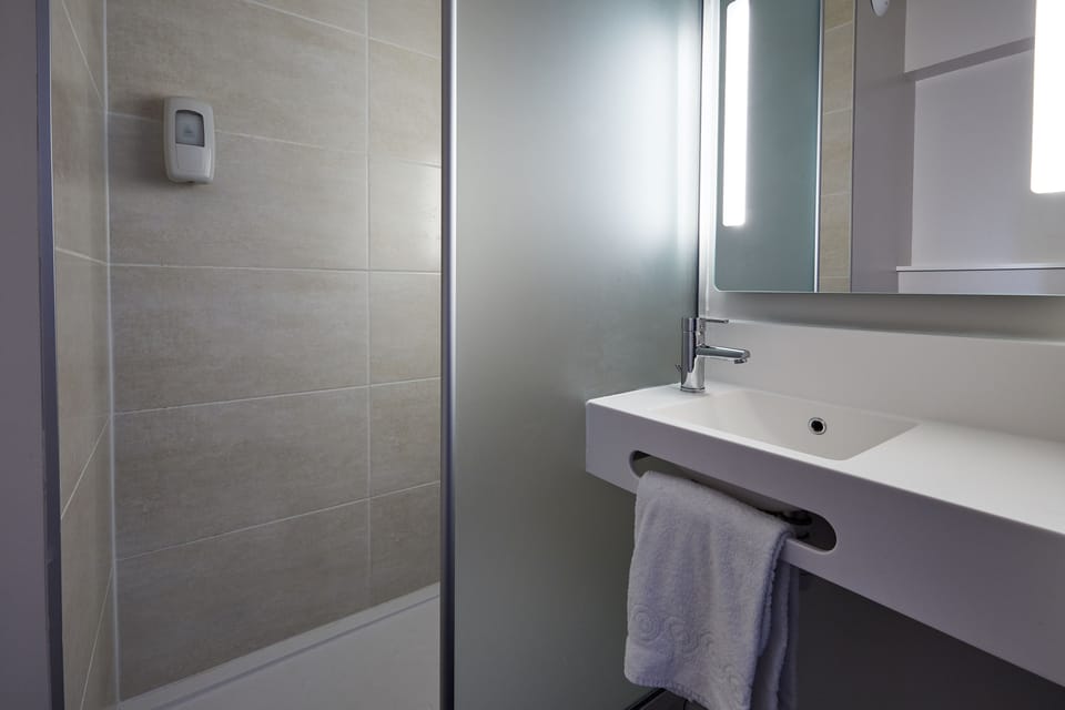 Shower, towels