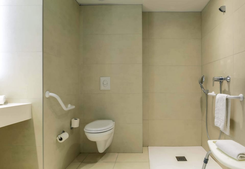 Double Room, Accessible, Non Smoking | Bathroom | Shower, towels