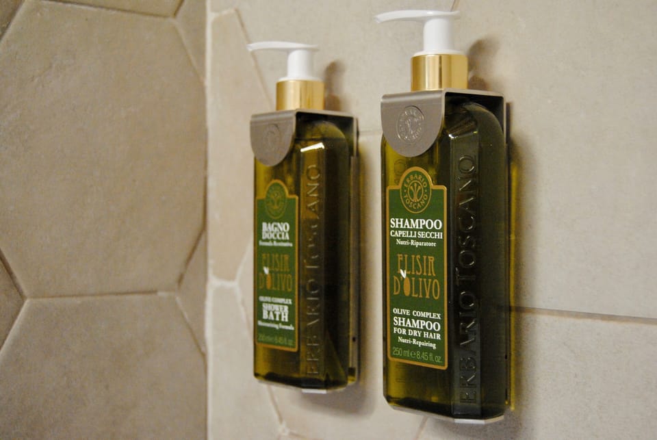 Deluxe Apartment | Bathroom | Free toiletries, hair dryer, bathrobes, slippers