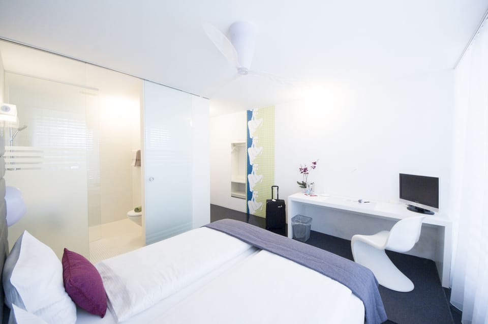 Business Twin Room | Desk, soundproofing, cribs (free), WiFi (free)