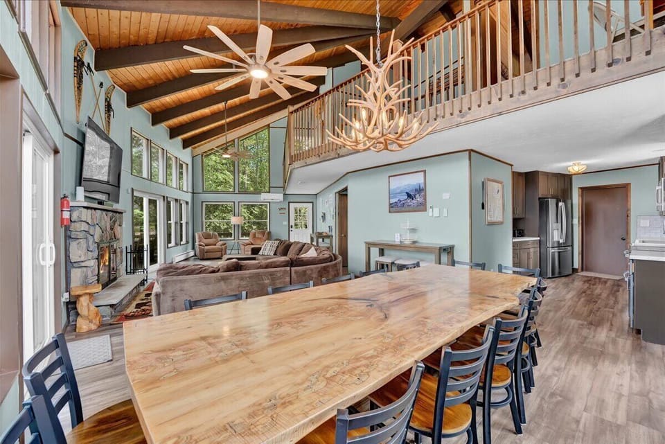 Dining room with seating for 14