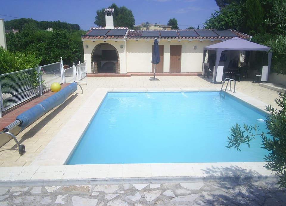 Pool and BBQ (outside kitchen)
