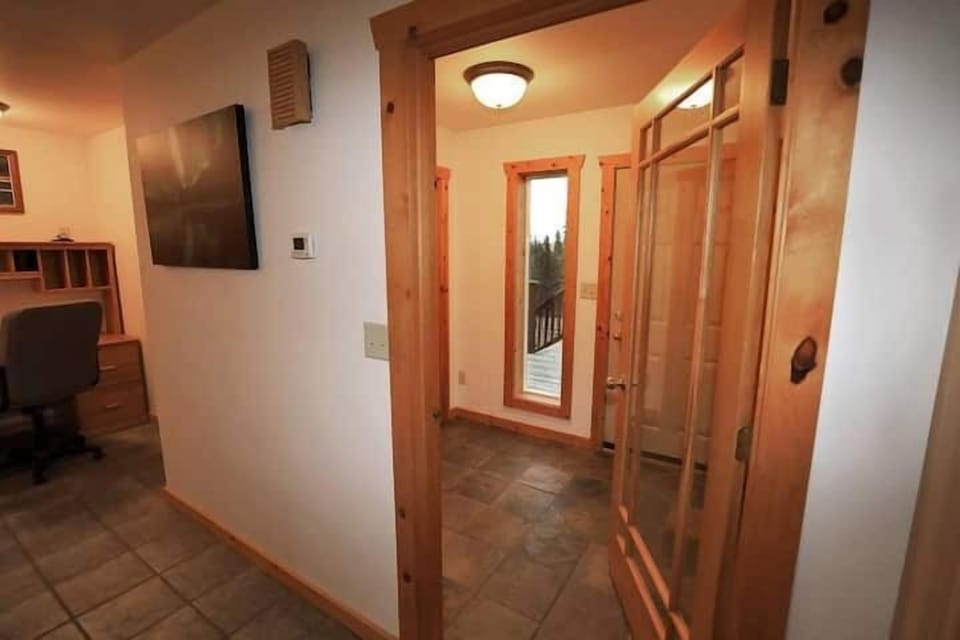 (10) separate entry room for all your gear