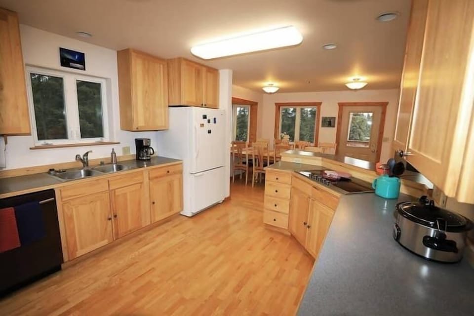 (8) well equipped kitchen for all your at home cooking needs