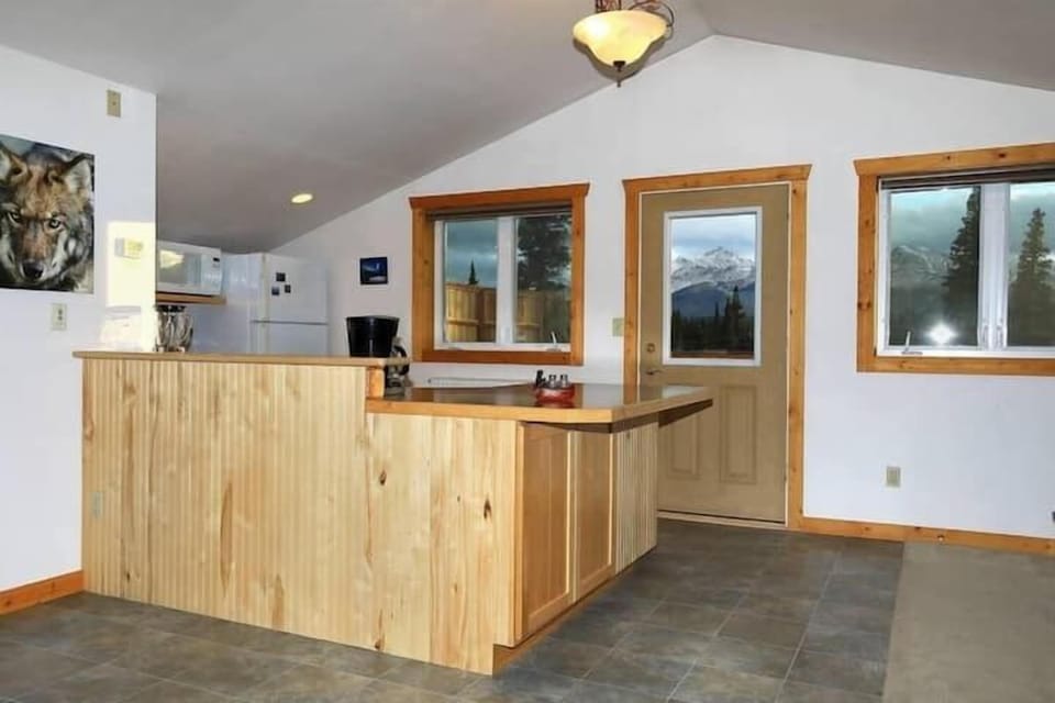 (6) open kitchen with plenty of counter space