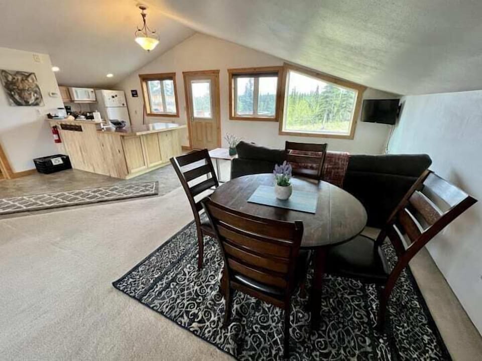 (18) mountain views from the dining area