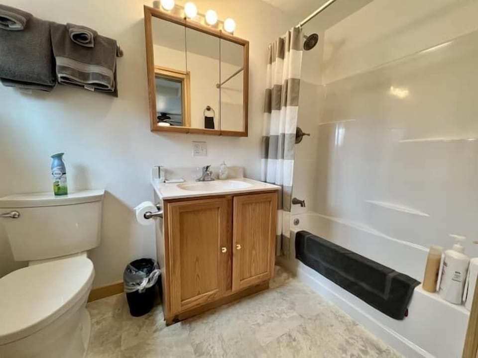 (7)clean and spacious full bathroom