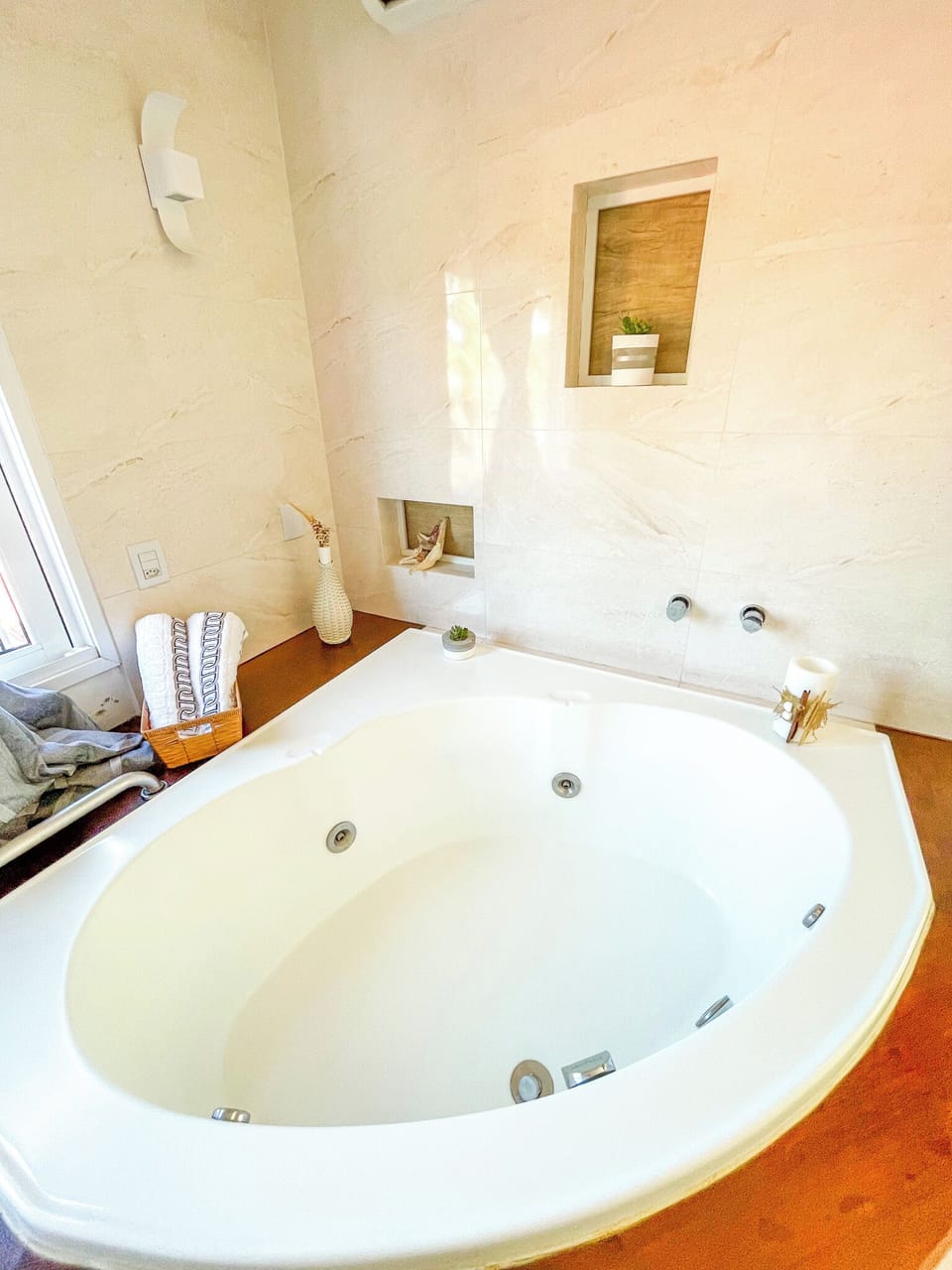 Deluxe Room, Bathtub | Minibar, desk, blackout drapes, iron/ironing board
