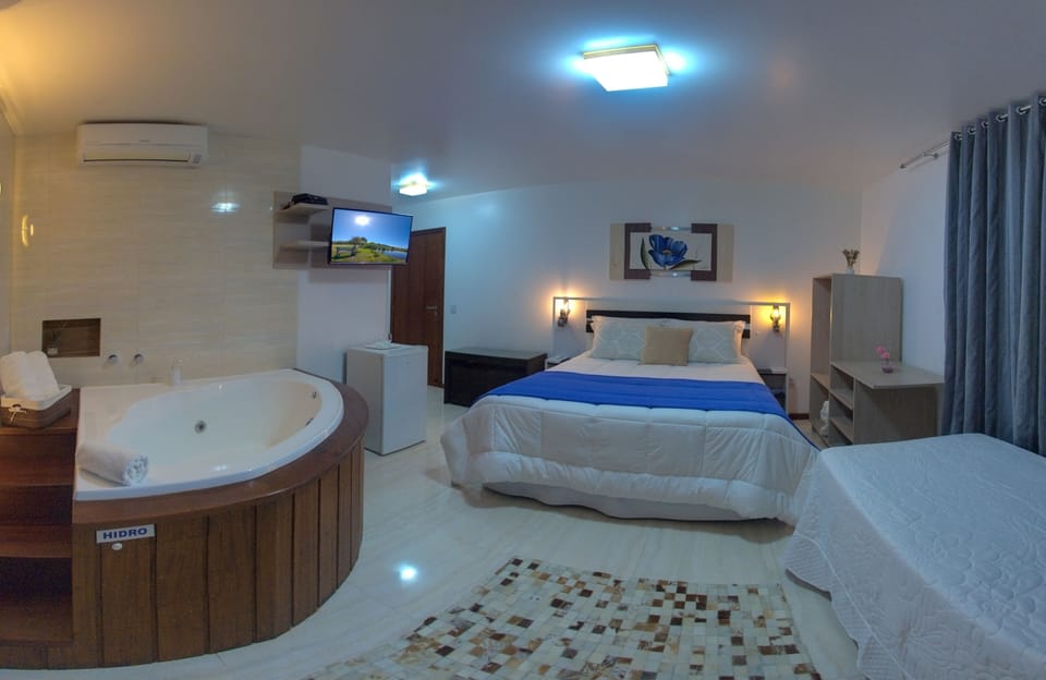 Deluxe Room, Bathtub | Minibar, desk, blackout drapes, iron/ironing board