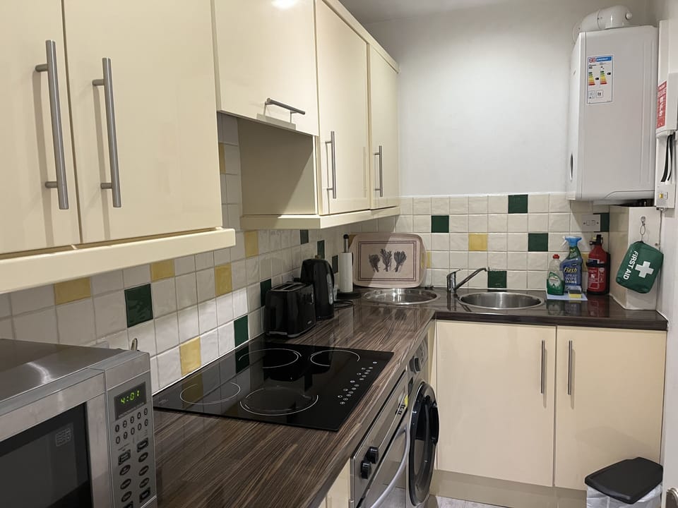 Standard Apartment, 1 Double Bed, Non Smoking | Private kitchen | Fridge, microwave, oven, electric kettle