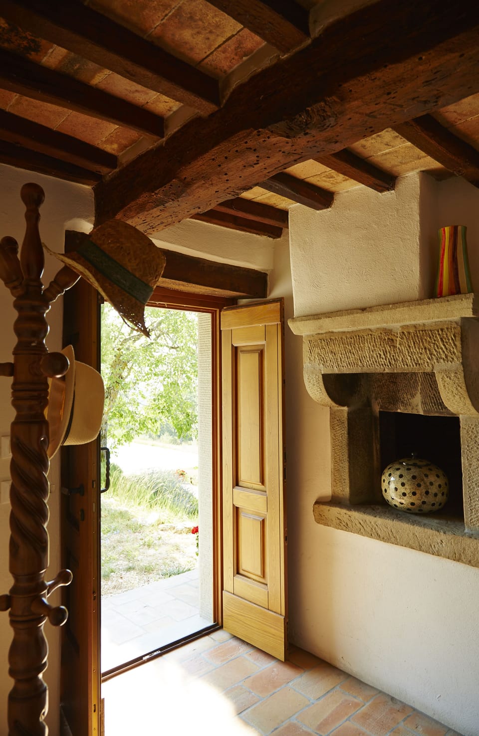 Entrance lobby with old bread/pizza oven