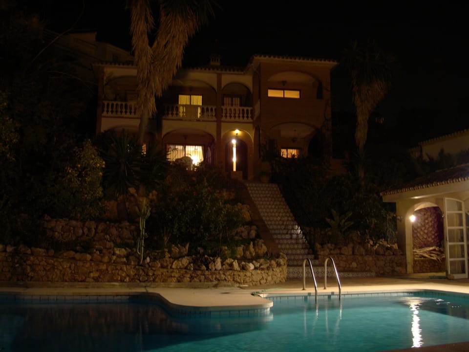 El Nido Aguilas at night
