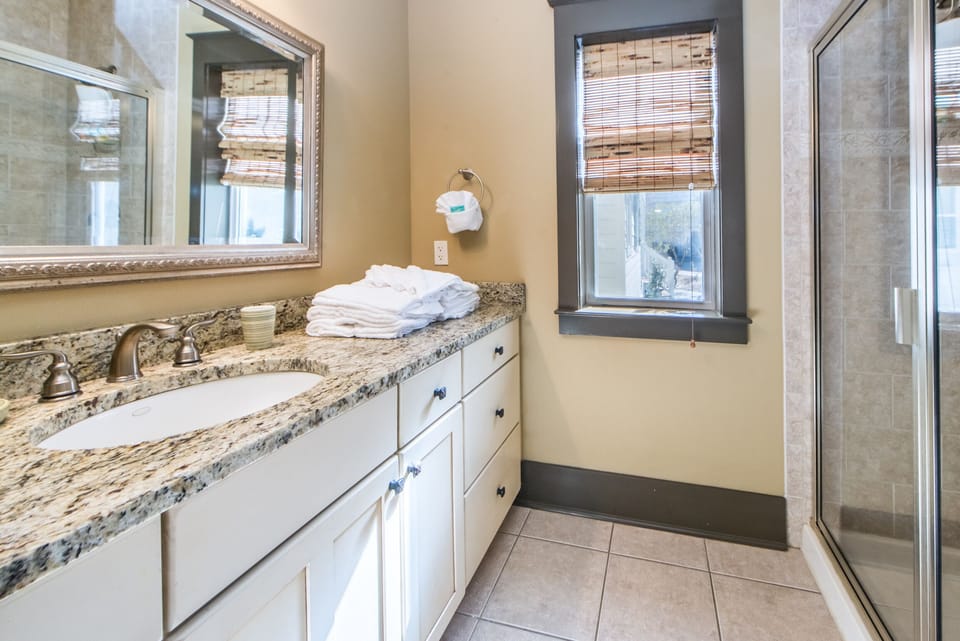 Ensuite bath with walk-in shower