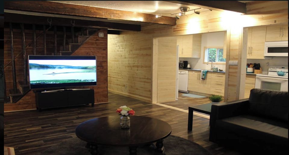  Looking into the kitchen.